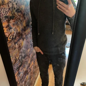 Mörkgrå kashmir tröja - Säljer en mörkgrå kashmir, super skön. Storlek M. Modellen på bilden är 180 och väger cirka 67 kg. Tröjan har inget märke. Hör av dig vid intresse 😁⚜️