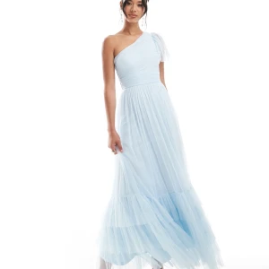 Ljusblå långklänning - Säljer en drömmig ljusblå långklänning som är one shoulder med volangdetaljer. Klänningen är från märket Lace & Beads och är helt slutsåld, nypris: 1569 kr💗Den är aldrig använd, endast testad och har prislappen kvar! Perfekt till balen eller bröllop❣️