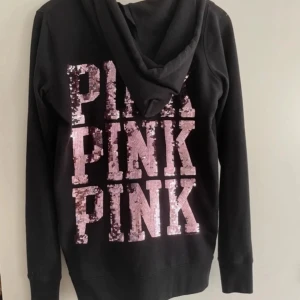 Victoria's Secret PINK hoodie💗💗 - Säljer denna jättecoola victoria secret zip up hoodie🫶🏻 har ett litet hål i luvan men det syns inte, skriv för bild eller om det finns något du undrar💗 säljer pga av det inte passar mig, jättecoolt plajettmönster på ryggen och sitter tajt mot kroppen för en fin passform💗 köpte för 700!🫶🏻 