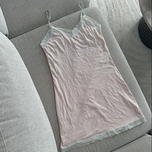 Ljusrosa randigt nattlinne med spets 🩷🤍 - Ett ljusrosa randigt nattlinne med spets från Lindex i storlek S köpt secondhand (i samma skick!) men som aldrig kommer till användning! Nypris 199kr! FÖRST TILL KVARN!🤍🩷(BUNDLERABATT VID KÖP AV FLER ARTIKLAR!)