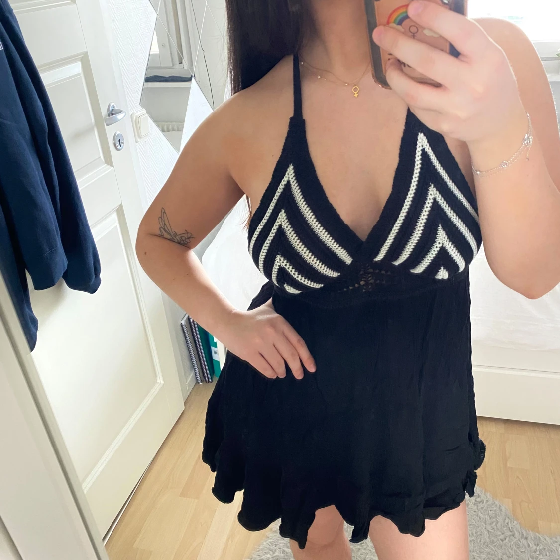 Svart och vit klänning med knytband - 1