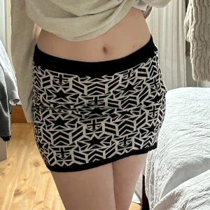 Svart och vit mönstrad kortkjol - Finstickad minikjol med stjärnor på