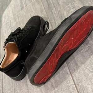 Svarta Christian Loubotuins - Svarta Loubs. Palla ba inte tvätta. Endast använda 2 veckor. Låda o kvitto följer med. Fast pris. Storlek 43.