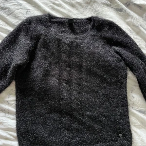 Svart fluffig tröja från Soda Wash - Säljer en svart tröja från Soda Wash. Lägg gärna prisförslag! Lite Stockholmstil!