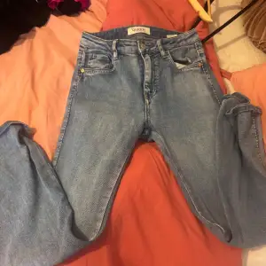 Snygga blå jeans från Missay. Perfekta för en avslappnad stil. De har en normal passform och är tillverkade i slitstarkt denim. De har vita sömmar och är flare. Använda endast 2 gånger och är i väldigt bra skick. Köpta för 400.