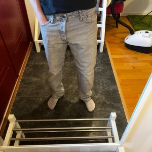Grå jeans från Jack & Jones - Säljer ett par grå jeans från Jack & Jones. Köpta från Zalando 