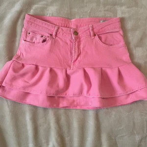 Rosa jeanskjol med volang - Säljer en söt rosa jeanskjol! Perfekt för sommaren o egensydd! 🌺🌺 Midjemått: 36 cm 💕