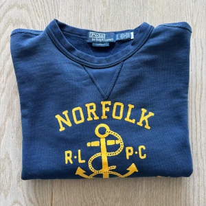 Blå sweatshirt från Polo Ralph Lauren - Så gott som ny! Använd 2 ggr, fel storlek.