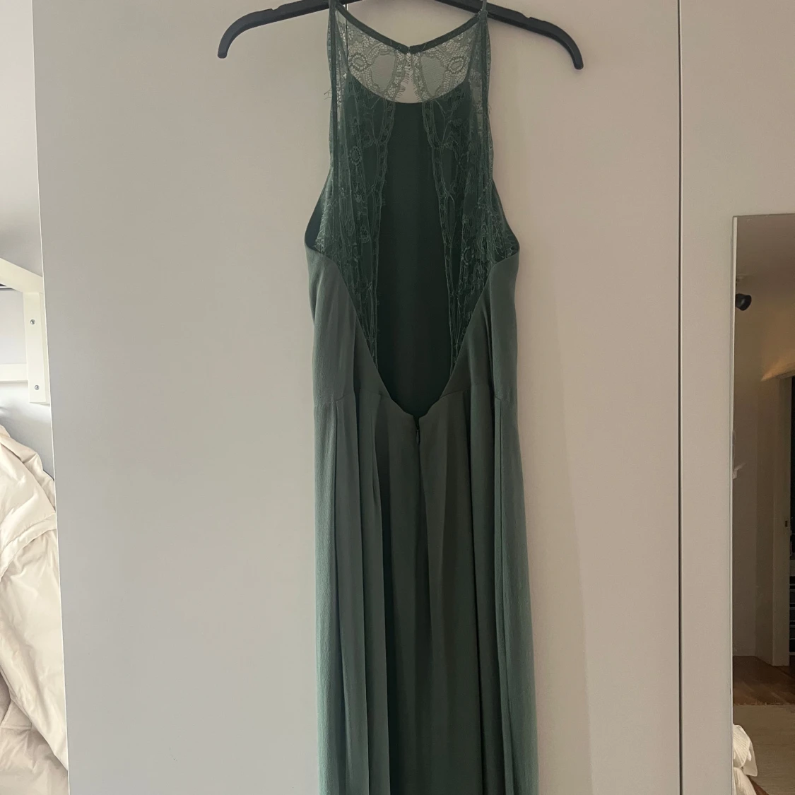 Grön balklänning med spetsdetaljer - 3