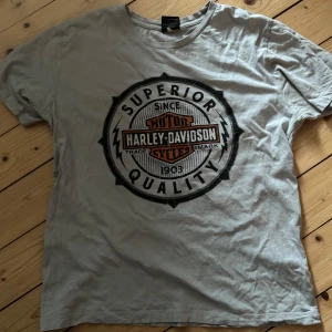 Harley Davidson T-SHIRT grå - Grå Harley Davidson T-shirt i storlek L, I bra skick however har jag inte strykit den på bilderna ❤️Jätte söt passar verkligen till allting
