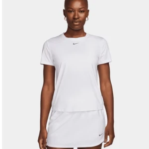 Nike tröja - Säljer min vita tränings T-shirt från Nike🤍skriv för fler bilder