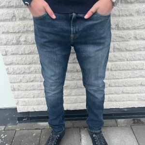 Mörkblå jeans - Snygga mörkblå jeansbyxor med en klassisk femficksdesign. Byxorna har en normal passform och är perfekta för en avslappnad stil. De har en dragkedja och knapp framtill. Från  Hm. Modellen är 185 70 kg 