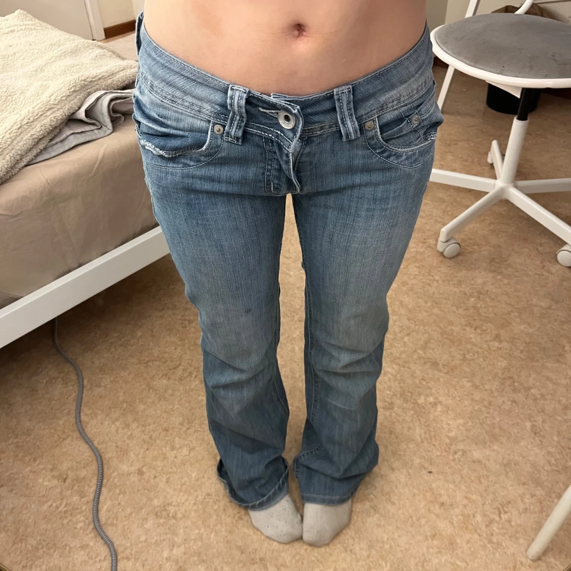 Blå jeans med broderad bakficka strl S - 1