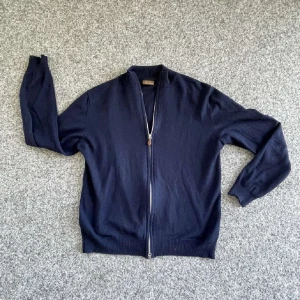 Stenströms cardigan  - En fet och ren mörkblå full zip cardigan (kofta med zip) från Stenströms. Praktisk dragkedja med ribbade ärmar och krage 🤩  Storlek S  Nypris: 2300kr Kondition: 9/10