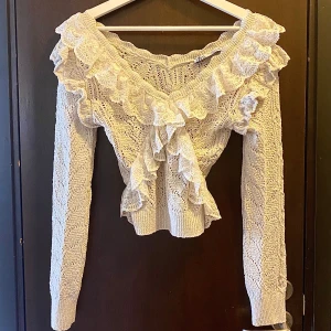 Volang blus - Snygg volang blus med volangdetaljer runt halsen och ärmslut. I helt nytt skick!🌸