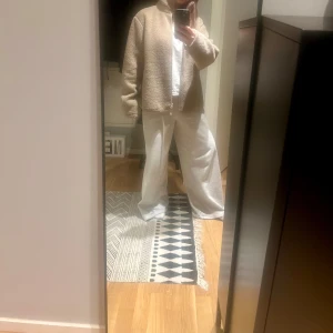 Beige teddyjacka med dragkedja - Mysig beige teddyjacka från  bikbok med dragkedja framtill. Jackan har en hög krage, kan vikas ner. Den har en avslappnad passform och är tillverkad i ett mjukt teddy-material. Vanligtvis bär jag xs men denna är storlek M för att ha ett lösare passform