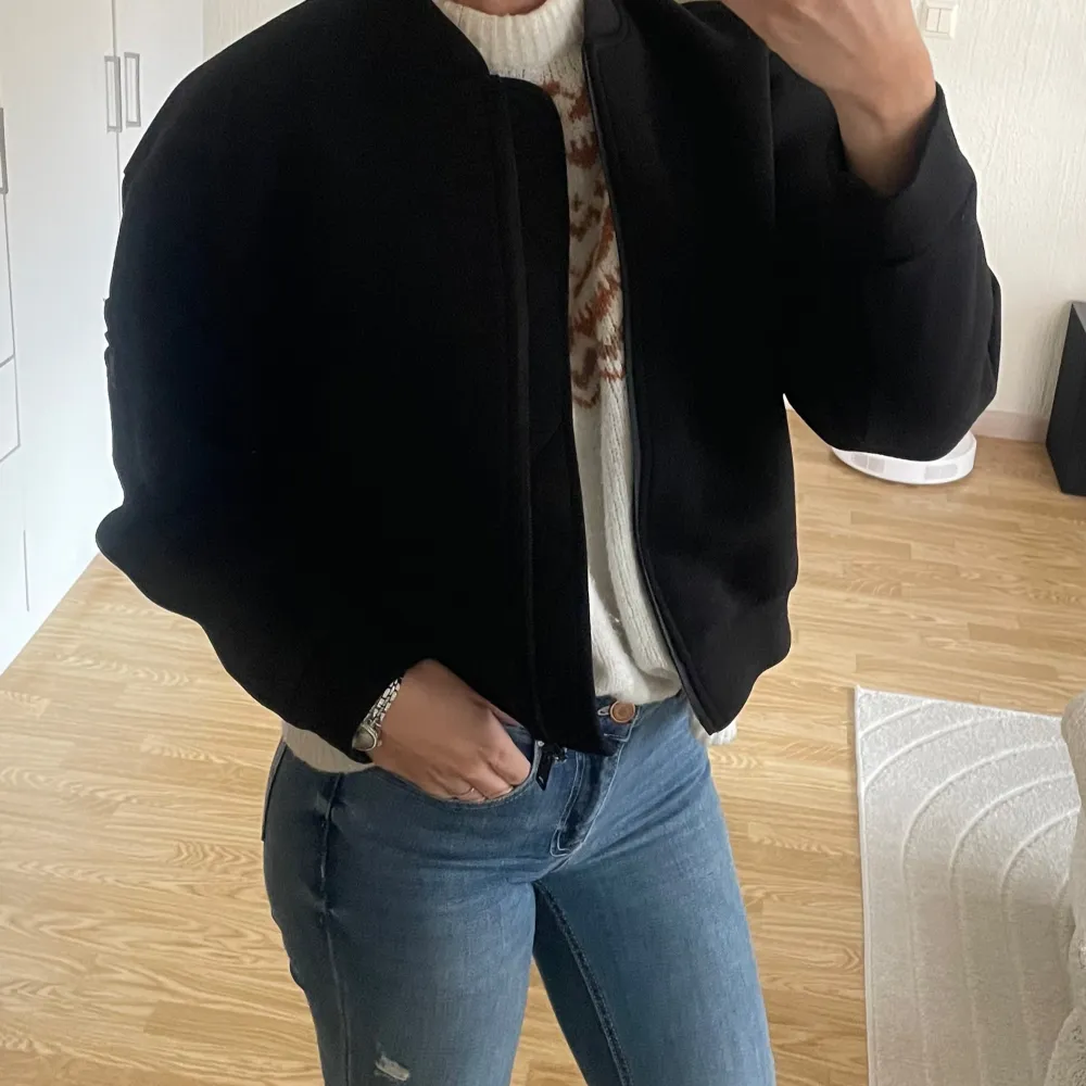 Säljer en stilren svart bomberjacka från Amisu. Jackan har en dragkedja framtill och långa ärmar. Perfekt för en cool och avslappnad look.. Takit.