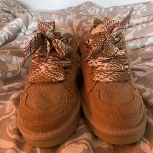 Uggs i storlek 38 - beige uggs i storlek 38, aldrig använts 