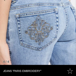 Blå jeans med broderi - Snygga blå jeans med ett unikt broderi på bakfickan. De har en bootcut-stil som ger en avslappnad look. Perfekta för dig som vill ha något extra i garderoben.  De är från lager 157. Aldrig använda endast testade, men säljer då de inte passade mig (och provade inte förens jag kom hem, & tog inte kvitto då jag var så säker på att de skulle passa😕)  Storlek M men små i storleken så skulle säga Typ S.  Köpta för 400kr men säljer för 300, kan gå ner till 280 vid snabb affär.