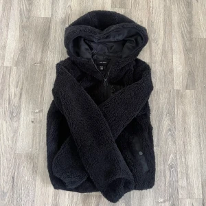 teddy jacka  - så fin och mysig teddy jacka från vero moda i stl S men passar XS också! jätte fint skick💓