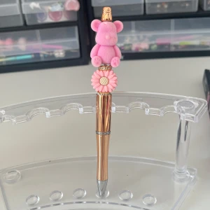 Hemmagjord guldfärgad penna med rosa nalle och blomma - Hemmagjord guld penna med en rosa nalle och blomma🌸