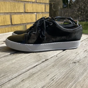 Lanvin skor - Sjukt snygga lanvin skor. Väl använda men fortfande fint skick. Kan gå ner i pris vid snabb affär och inte tveka med att höra av er vid frågor.