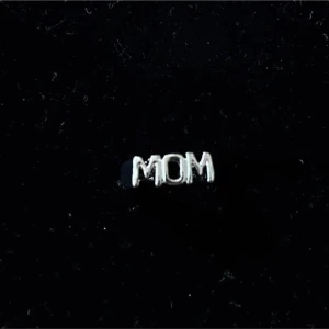 Mom ring - En stilren silverfärgad ring med texten 'MOM'. Perfekt som en personlig present eller för att bära själv. Ringen levereras i en dekorativ ask.
