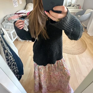 Färgglad långkjol från Marta - Säljer en färgglad långkjol från Marta med ett vackert mönster i olika nyanser av rosa, orange och grön. Kjolen har en elastisk midja för en bekväm passform. Perfekt för att liva upp garderoben!