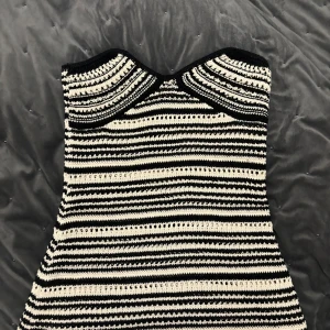 Randig axelbandslös klänning - Säljer vidare den här super söta sommar klänningen/strand klänning. Den är axelbandlös och är svart vit randig. Skulle dock säga den är mer Crem vit. Säljer pga den är lite förstor för mig💞💞🥹🤍🤍