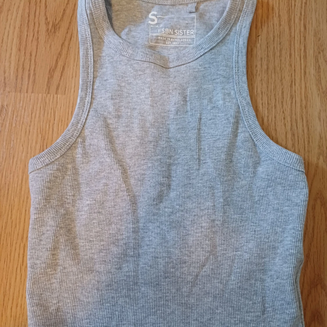 Grå ribbad linnetopp från FSBN Sister - 1