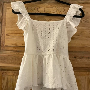 Sommar topp - Jättesöt sommar topp med knyt i ryggen och bolaget på armarna. Luftigt och perfekt en varm sommardag 🥰