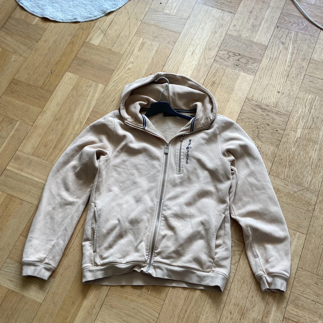 Beige huvtröja från Sail Racing