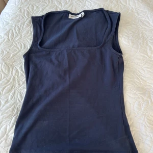 Blå topp - Säljer en superfin blå topp från weekday. Sällan använd så i väldigt bra skick!