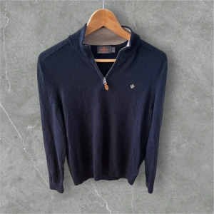 Blå merinoulltröja från Morris - Säljer en stilren mörkblå  tröja från Morris i 100% merinoull. Storlek L fast passar S/M 