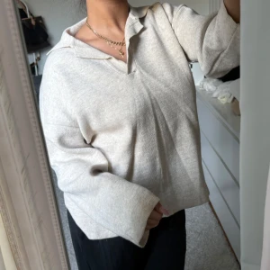 Beige långärmad tröja - Säljer en stilren beige tröja med lång ärm och en avslappnad passform. Tröjan har en enkel krage och är perfekt för en casual look. Passar bra till både jeans och kjol.