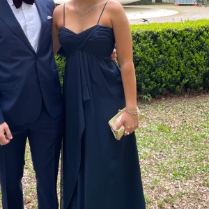 Balklänning - Superfin marinblå långklänning med smala axelband och omlott-design. Använd en gång. Storleken visar UK 12 vilket motsvarar EU 40 men skulle säga att den sitter som en S/M/36/38💙ni kan även skriva prisförslag vid intresse 