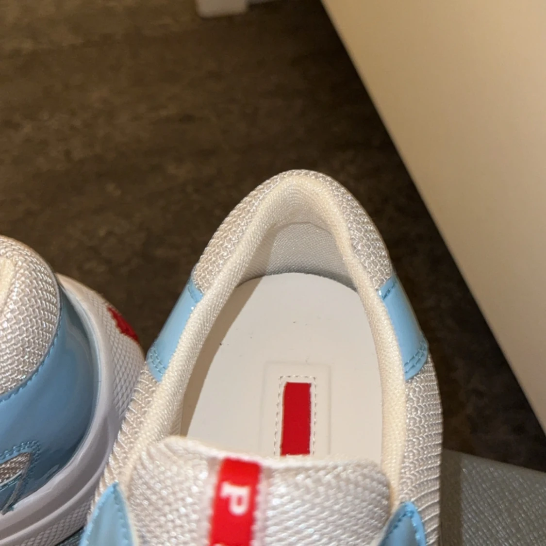 Blå och vita sneakers från Prada - 2