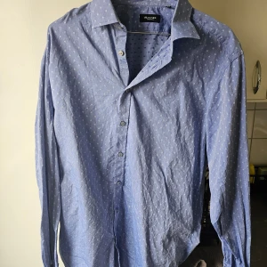 Blå prickig skjorta från Sand Copenhagen - Snygg blå skjorta från Sand Copenhagen med diskret prickigt mönster. 