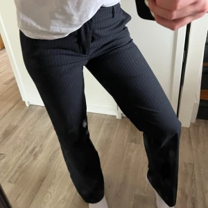 Svarta randiga kostymbyxor - Snygga svarta kostymbyxor med diskreta ränder. Byxorna har en klassisk passform och är perfekta för en stilren look från Madlady🩷 34/regular