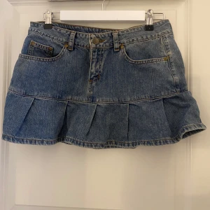 Söt volangjeanskjol från lilu - Snygg blå jeanskjol med volangdetalj längst ner💕