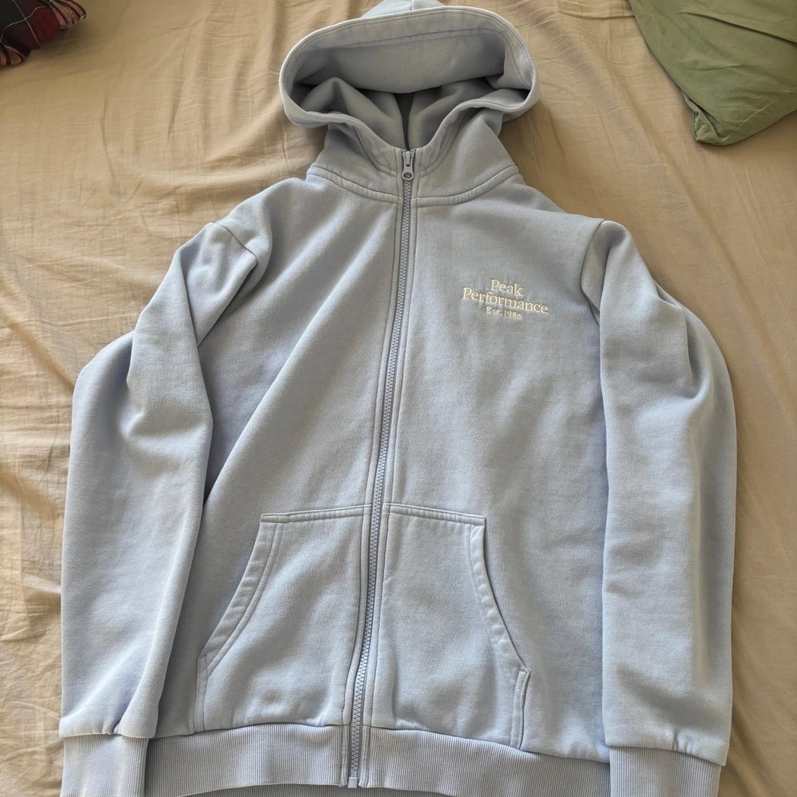 Ljusblå hoodie från Peak Performance