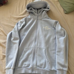 Ljusblå hoodie från Peak Performance - Säljer en ljusblå hoodie från Peak Performance med dragkedja och huva. Tröjan har två fickor framtill och är perfekt för kyliga dagar. Den är mjuk och bekväm att ha på sig. Perfekt för en avslappnad stil. Defekt: Liten på baksidan. Pris kan diskuteras 😁