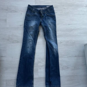 Blå bootcut jeans från Lee - Snygga blå bootcut jeans från Lee. Lätt tvättade. Finns i djur/ rökfritt hem, skickas mot fraktkostnad. Storlek xs/s, nästintill oanvända. 400 kr + ev frakt! 