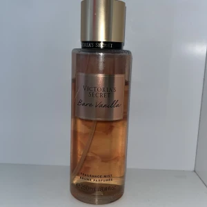 Bare Vanilla Mist från Victoria's Secret - Säljer min Victorias secret body mist som är i den stora storleken