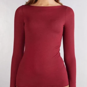 Intimissmi Vinröd långärmad topp - Snygg vinröd långärmad topp med en enkel och stilren design. Perfekt för att matcha med olika outfits. Materialet är mjukt och bekvämt.