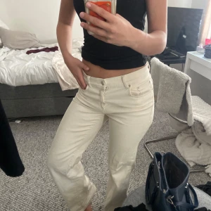 Jeans  - Snygga trendiga beige jeans. Perfekta nu till våren . De har klassisk femficksdesign och knappar framtill.❤️