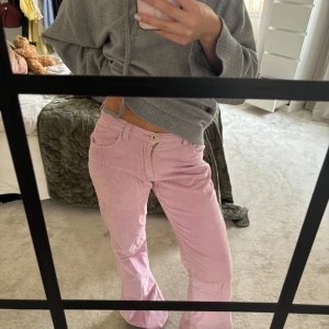 Rosa jeans  - As snygga rosa jeans i Manchester. Älskar men kommer inte till användning så mycket längre💖