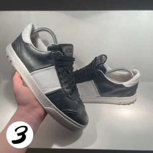 Valentino flycrew - Tjena! Säljer dessa tvär feta valentino flycrews. Dem är i riktigt bra skick men saknar tyvärr tre nitar.💯Nypris: 7000kr❌ Vårt pris: 2399✅ hög av er vid frågor eller intresse. /3wardrobe📌