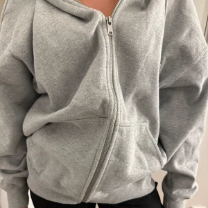 Oversized hoodie brandy melville! -  skön oversized hoodie från brandy som nästan aldrig är använd och i väldigt bra skick