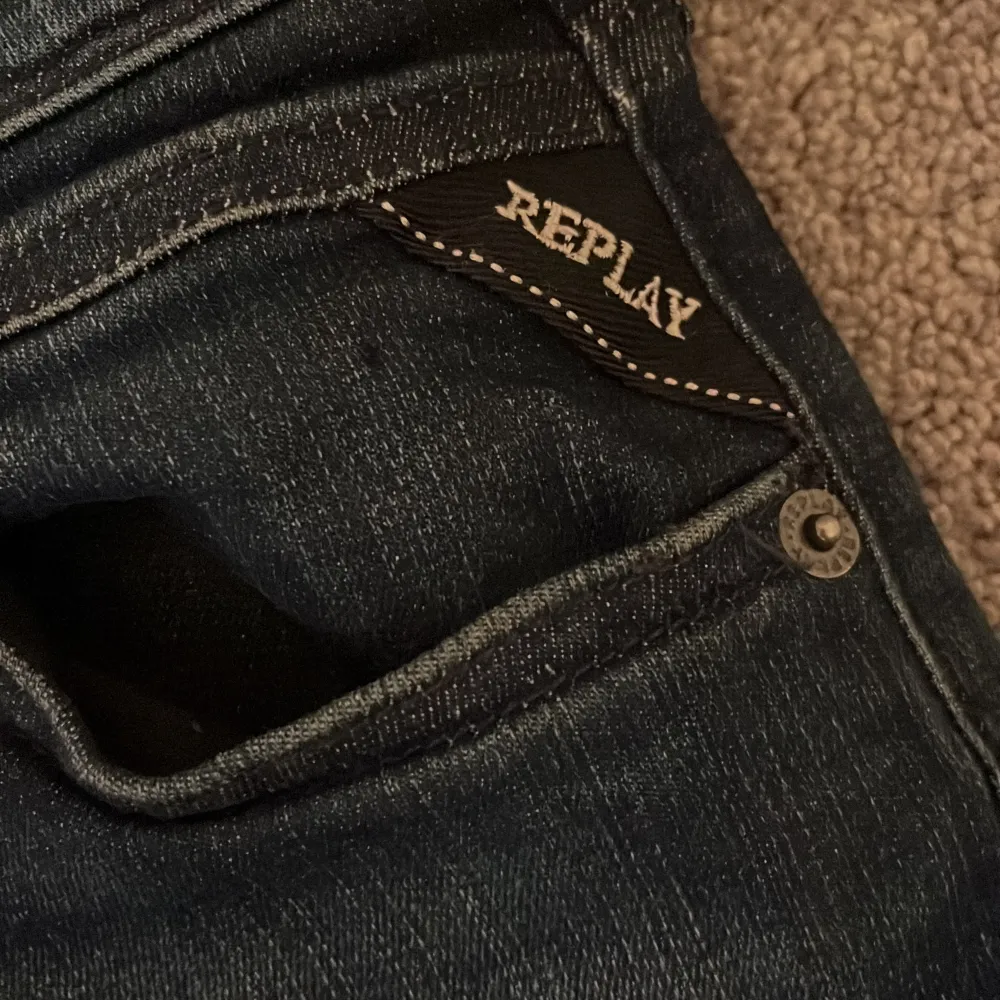 Snygga mörkblå jeans från Replay med klassisk femficksdesign och knappgylf. Perfekta för en stilren look. Märkesdetaljer på fickan och baksidan av midjan. Använda några gånger 9/10 skick. Farkut & Housut.